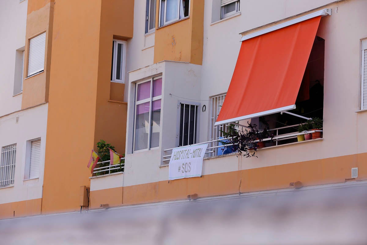 Ventanas y balcones han servido a los motrileños para colgar sus pancartas en protesta por la situación hospitalaria en el municipio de la Costa.