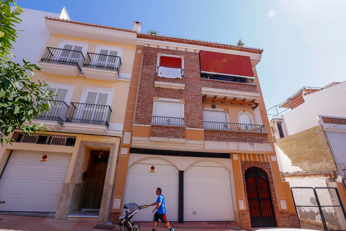 Ventanas y balcones han servido a los motrileños para colgar sus pancartas en protesta por la situación hospitalaria en el municipio de la Costa.
