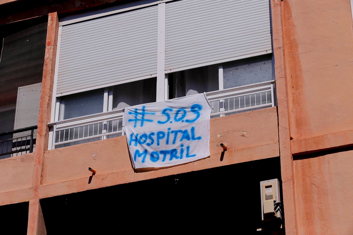 Ventanas y balcones han servido a los motrileños para colgar sus pancartas en protesta por la situación hospitalaria en el municipio de la Costa.