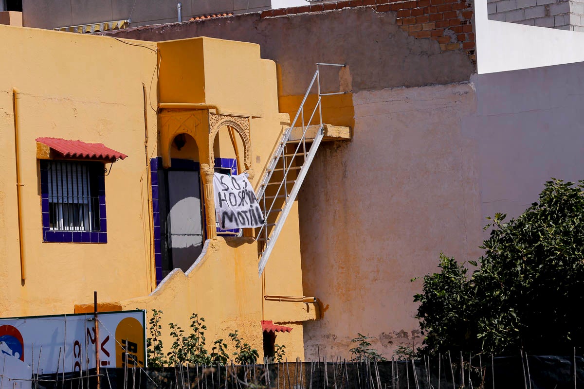Ventanas y balcones han servido a los motrileños para colgar sus pancartas en protesta por la situación hospitalaria en el municipio de la Costa.
