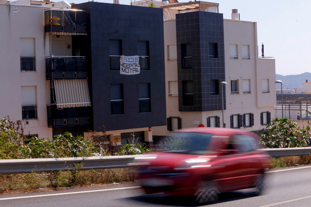 Ventanas y balcones han servido a los motrileños para colgar sus pancartas en protesta por la situación hospitalaria en el municipio de la Costa.