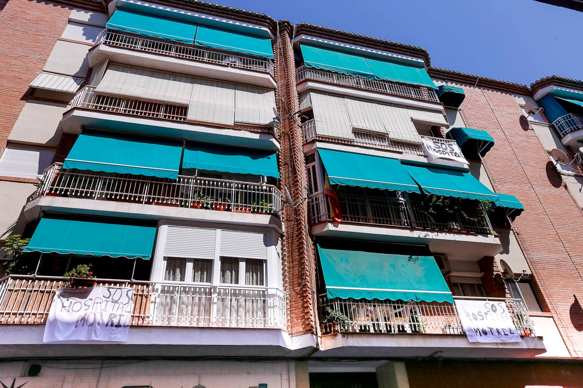 Ventanas y balcones han servido a los motrileños para colgar sus pancartas en protesta por la situación hospitalaria en el municipio de la Costa.