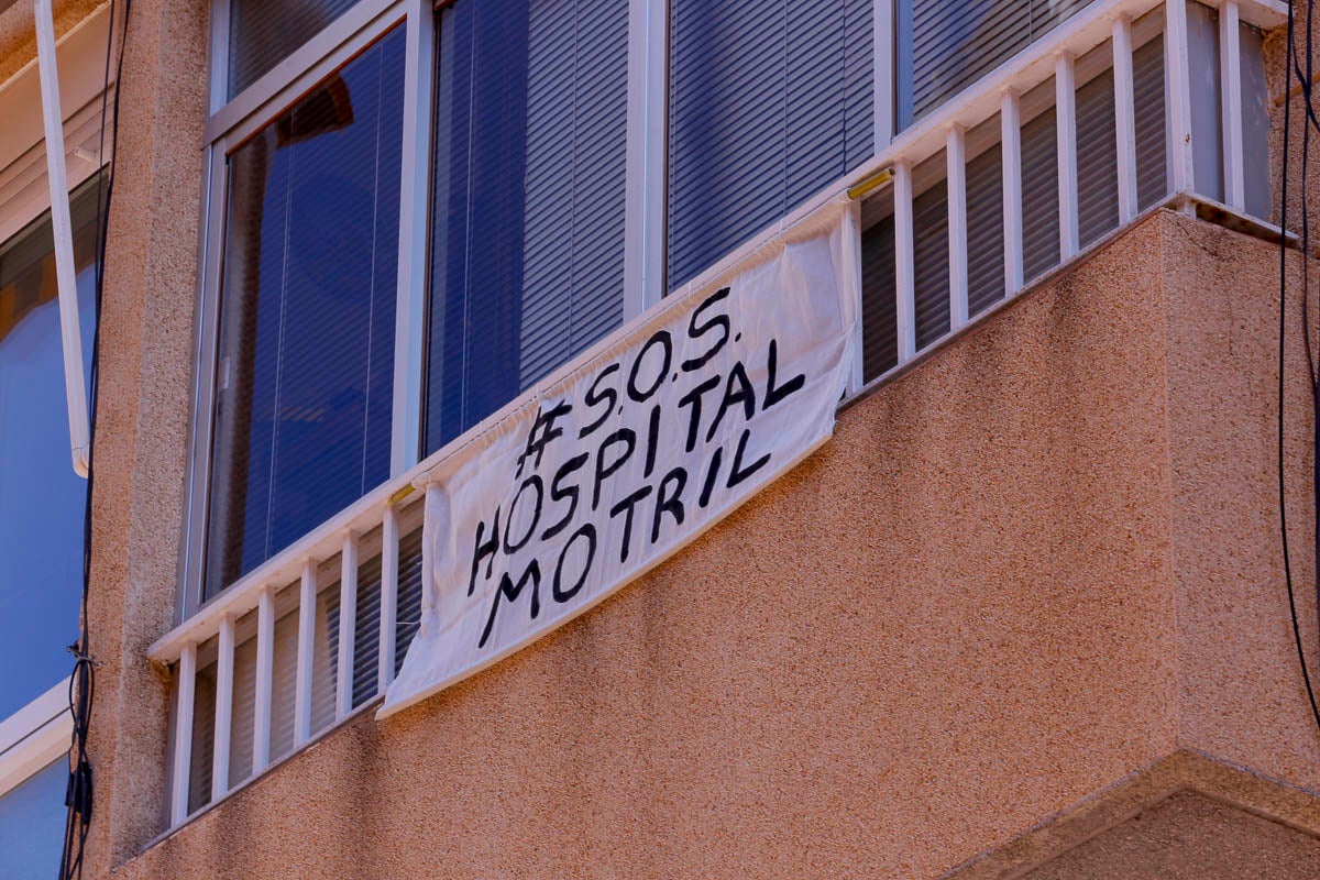 Ventanas y balcones han servido a los motrileños para colgar sus pancartas en protesta por la situación hospitalaria en el municipio de la Costa.