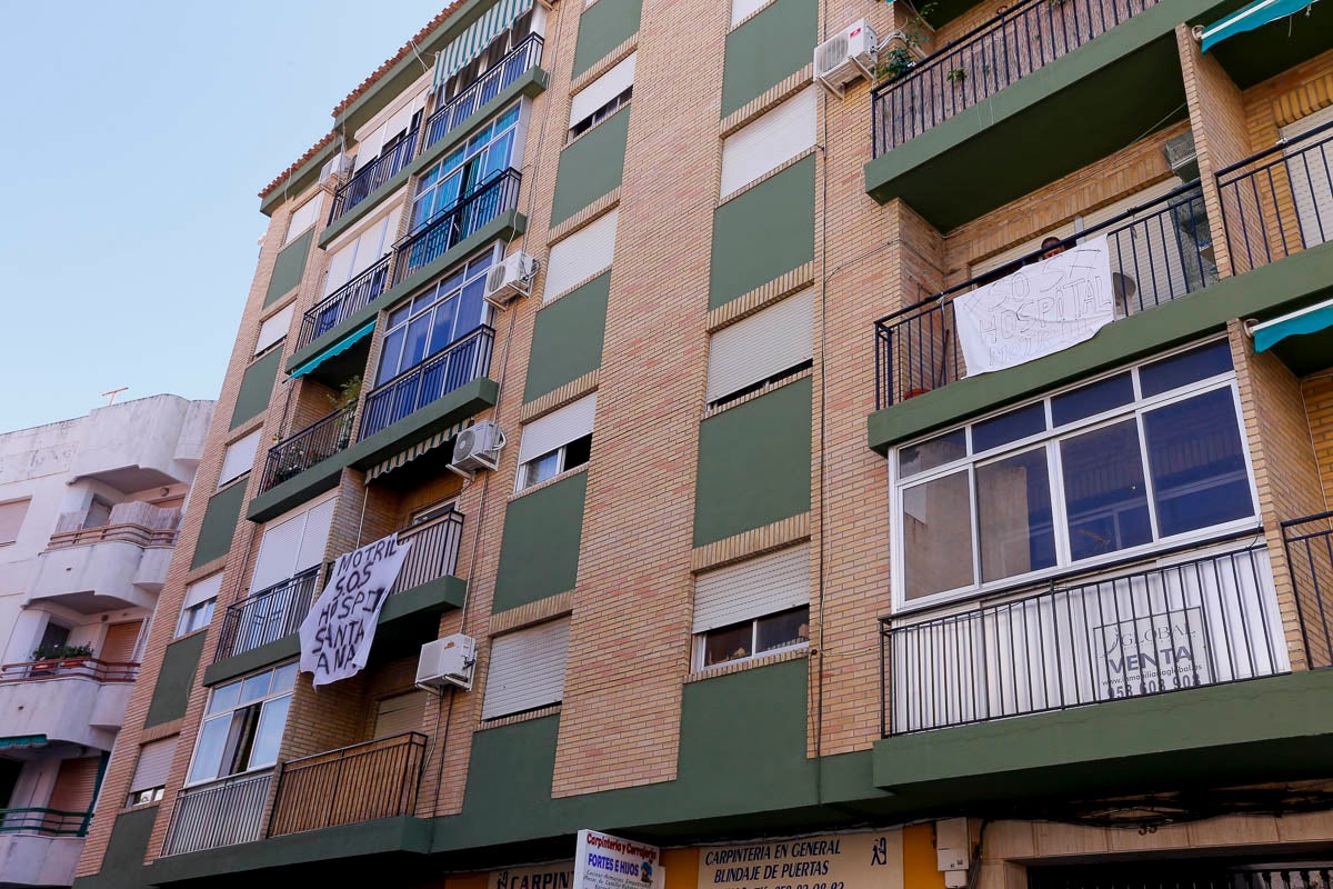 Ventanas y balcones han servido a los motrileños para colgar sus pancartas en protesta por la situación hospitalaria en el municipio de la Costa.
