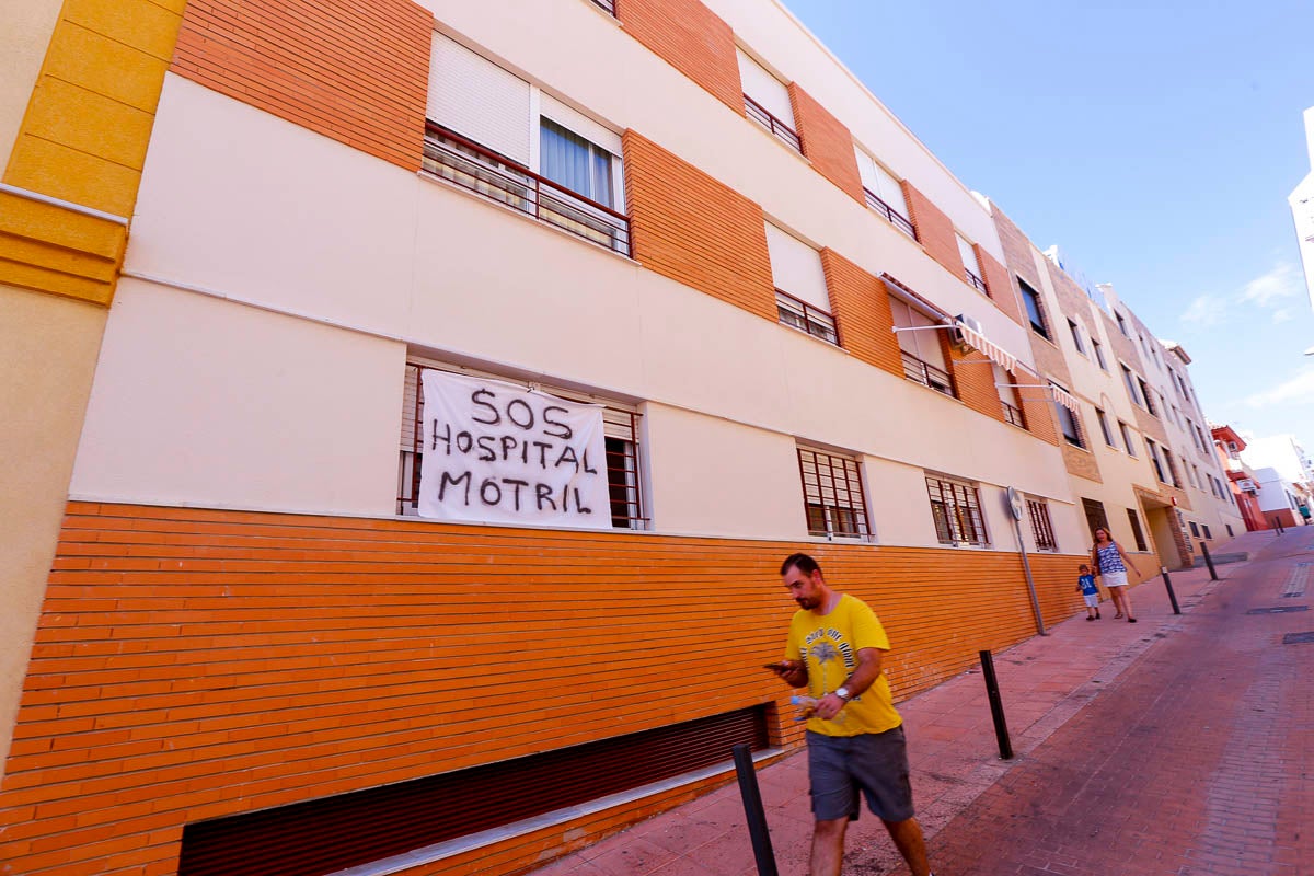 Ventanas y balcones han servido a los motrileños para colgar sus pancartas en protesta por la situación hospitalaria en el municipio de la Costa.