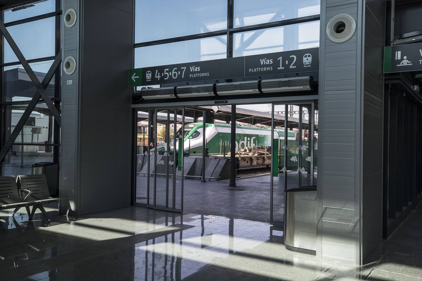 Las autoridades han visitado el nuevo espacio de Andaluces que acogerá a los viajeros del AVE