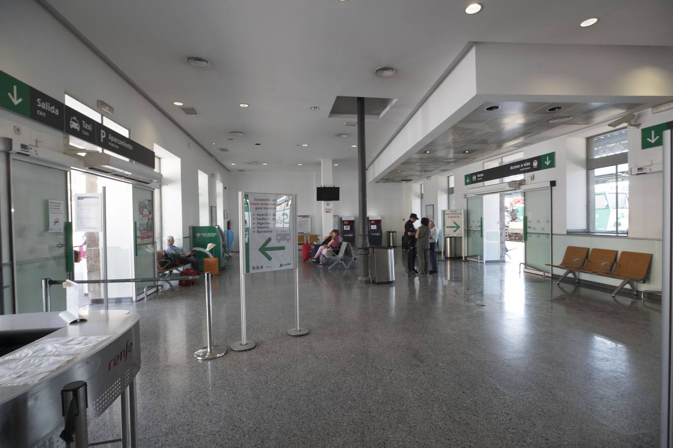 Las autoridades han visitado el nuevo espacio de Andaluces que acogerá a los viajeros del AVE