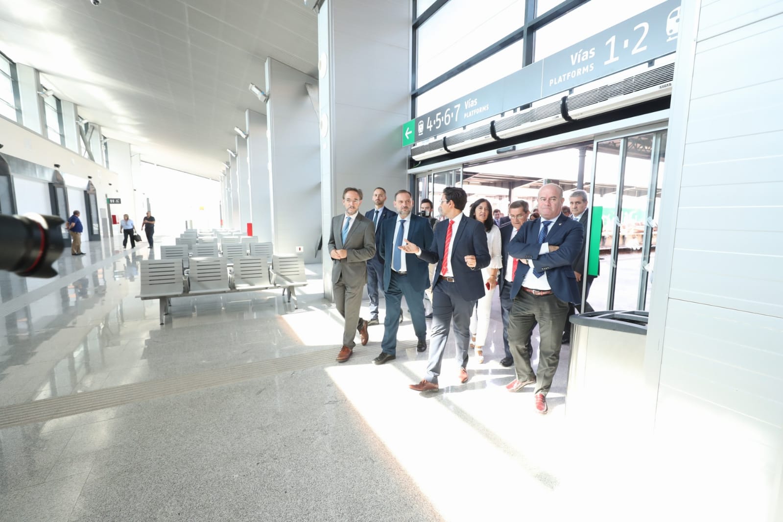 José Luis Ábalos ha visitado la nueva terminal acompañado de autoridades locales y regionales
