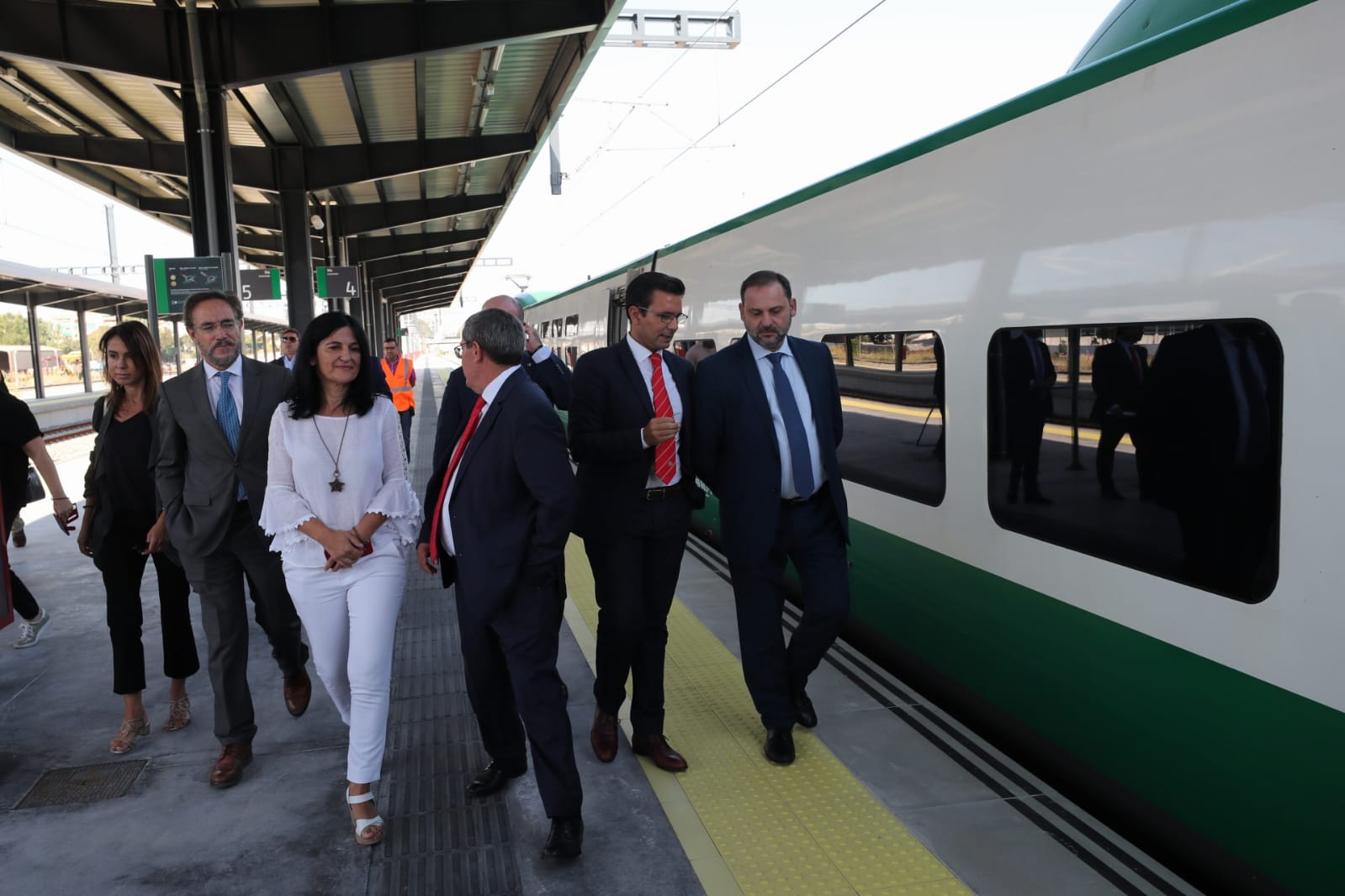 José Luis Ábalos ha visitado la nueva terminal acompañado de autoridades locales y regionales