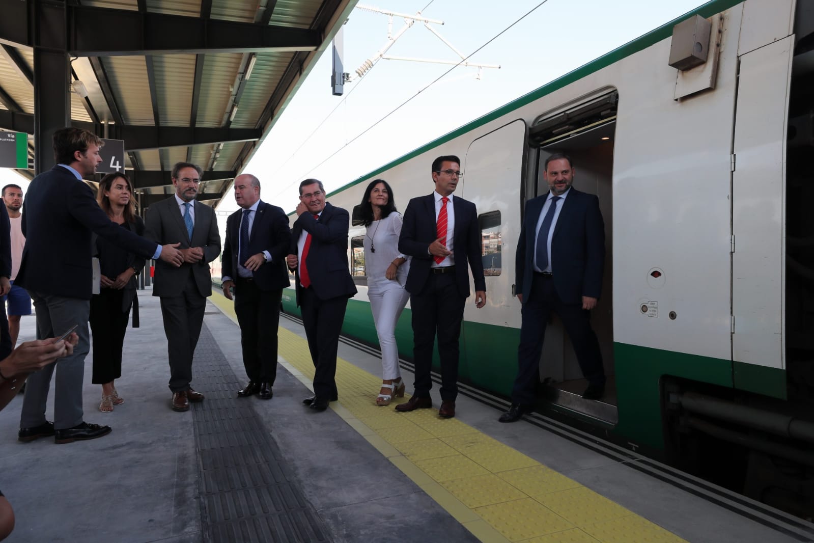 José Luis Ábalos ha visitado la nueva terminal acompañado de autoridades locales y regionales