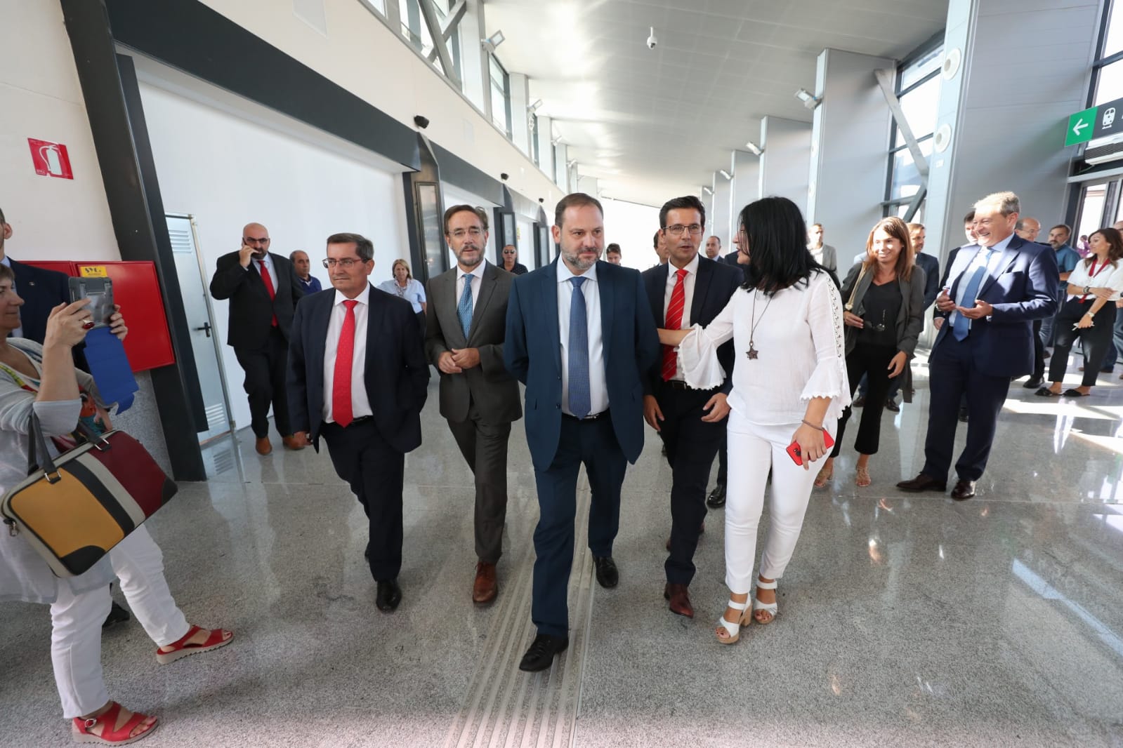 José Luis Ábalos ha visitado la nueva terminal acompañado de autoridades locales y regionales
