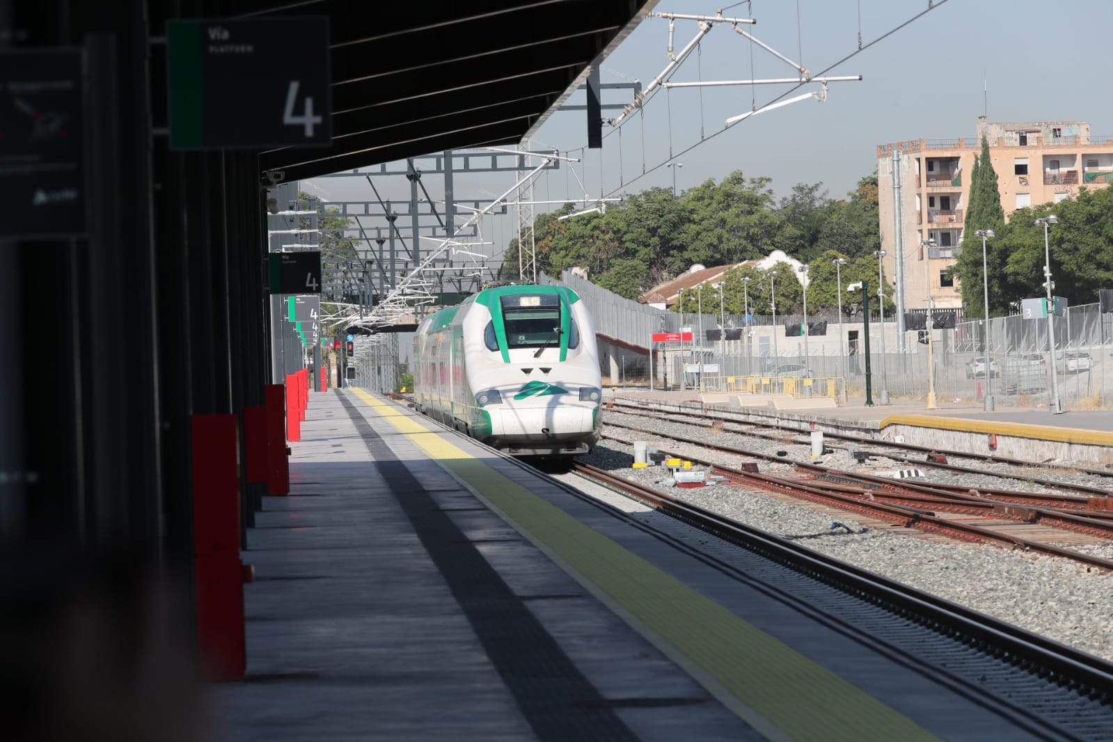 José Luis Ábalos ha visitado la nueva terminal acompañado de autoridades locales y regionales