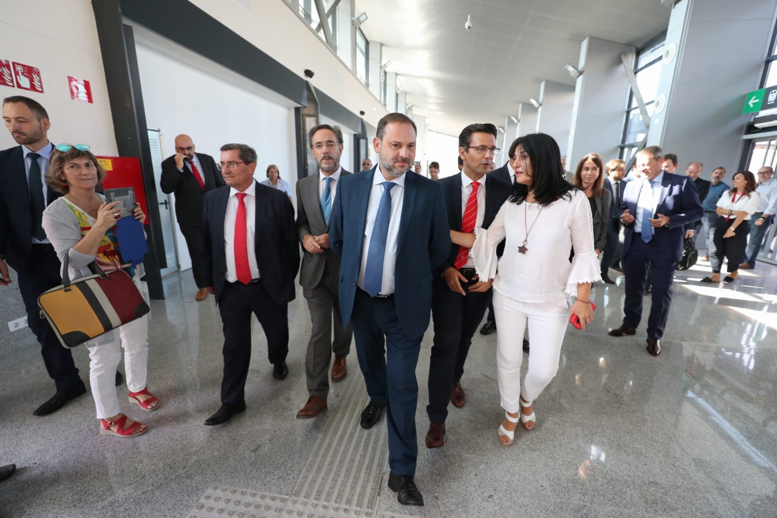 José Luis Ábalos ha visitado la nueva terminal acompañado de autoridades locales y regionales