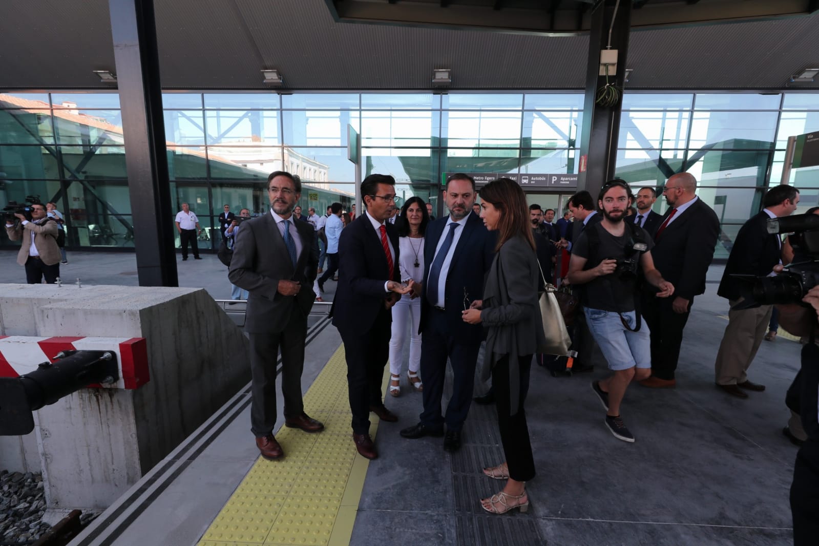 José Luis Ábalos ha visitado la nueva terminal acompañado de autoridades locales y regionales