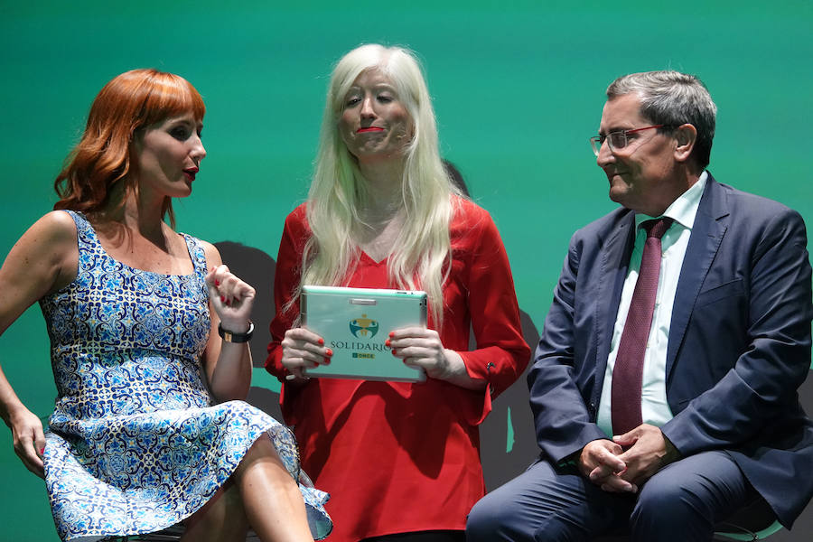 Granada acogió este martes por primera vez la gala de entrega de los Premios Solidarios ONCE, la máxima distinción institucional que otorga la Organización Nacional de Ciegos Españoles en Andalucía a iniciativa de su consejo territorial
