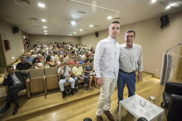 Samuel Lamolda y Emilio Calatayud, ayer en el salón de actos de la Confederación de Empresarios, donde se celebró la Escuela de Padres de IDEAL.