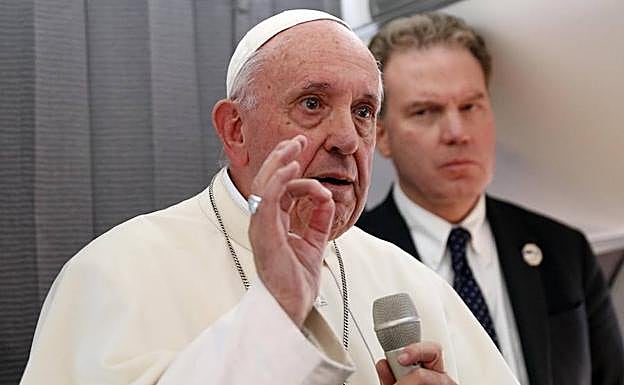 El papa Francisco habla con los medios de comunicación a bordo de un vuelo que salió de Tallin. 