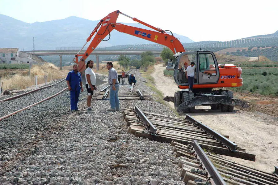 03/08/2004: Una máquina desmonta la vieja vía junto a la nueva de ancho internacional en el tramo Loja-Tocón. 