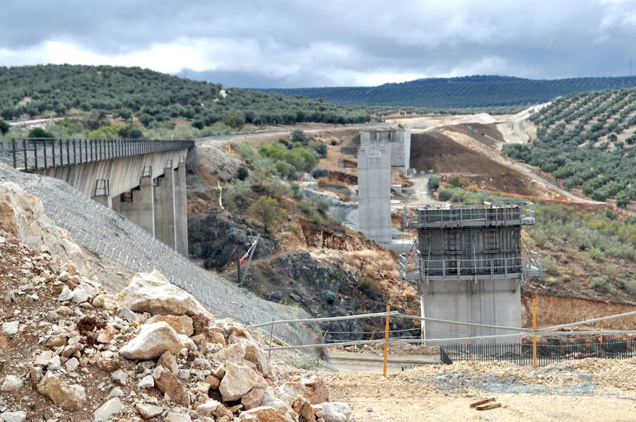 01/10/2013: Estado de las obras de construcción del trazado del AVE entre Loja y Granada en la pedanía lojeña de la Venta del Rayo. 
