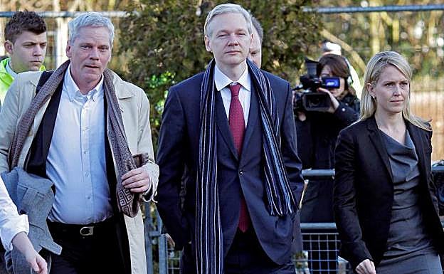 Imagen de archivo del periodista del portal WikiLeaks Kristinn Hrafnsson (i) junto al fundador de Wikileaks, Julian Assange (c).
