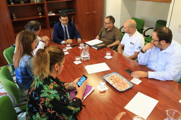 El alcalde recibió ayer a la gremial del taxi y a la Federación de Hostelería. 