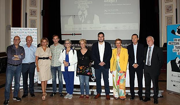 El alcalde de Tabernas, cuarto por la derecha, con diputados y miembros del jurado. 