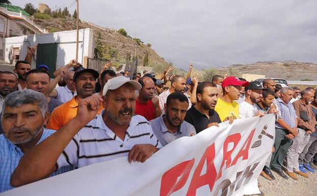 Protesta de varios compatriotas en La Rábita