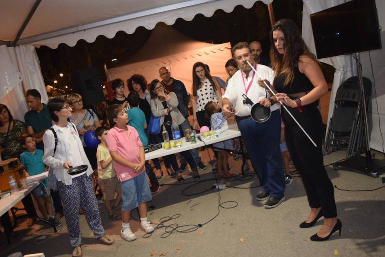 Centenares de niños participan en experimentos al aire libre por la Noche Europea de los Investigadores