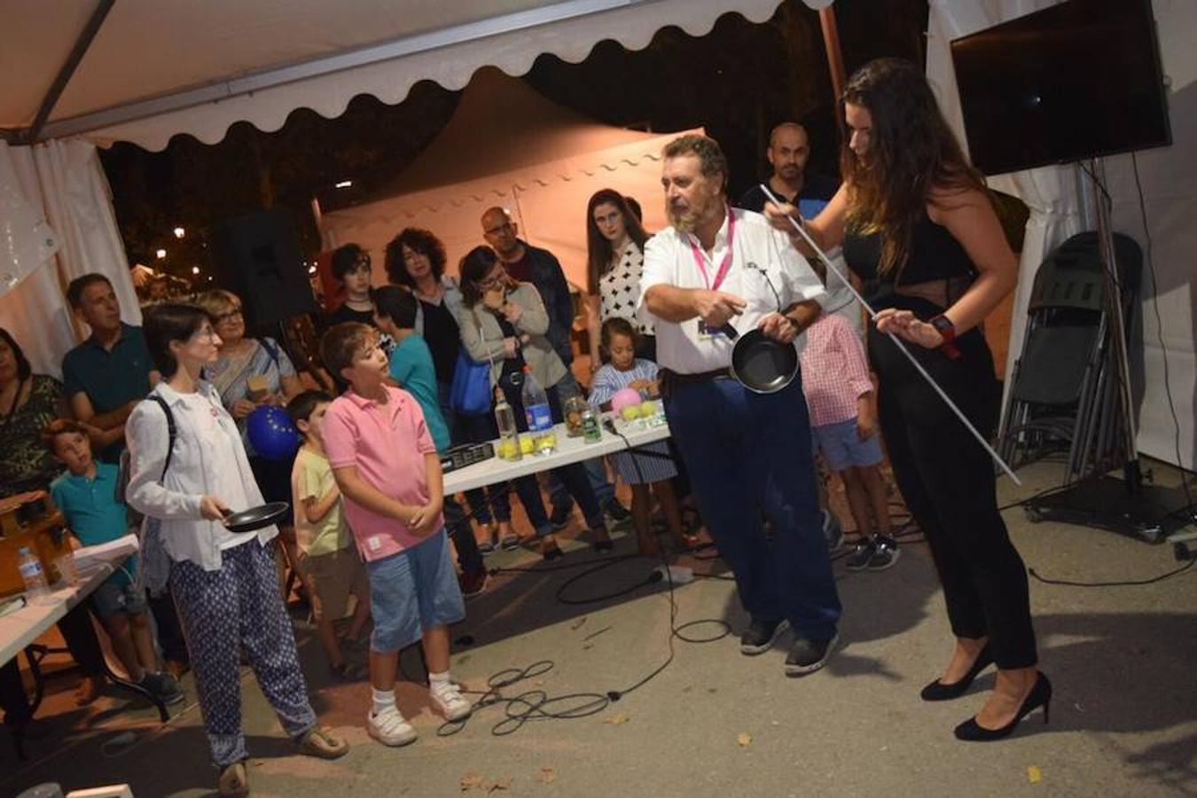 Centenares de niños participan en experimentos al aire libre por la Noche Europea de los Investigadores