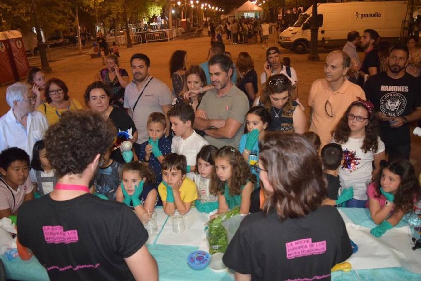 Centenares de niños participan en experimentos al aire libre por la Noche Europea de los Investigadores