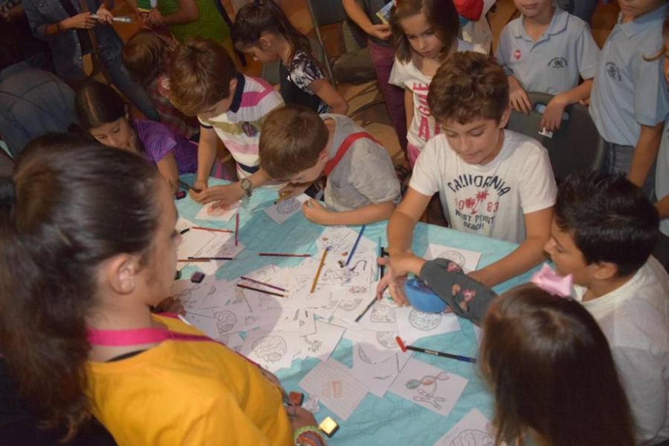 Centenares de niños participan en experimentos al aire libre por la Noche Europea de los Investigadores