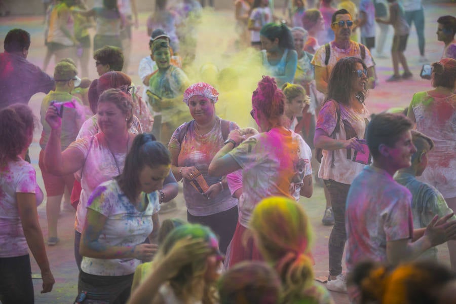 Decenas de vecinos se han acercado al lugar para disfrutar del evento