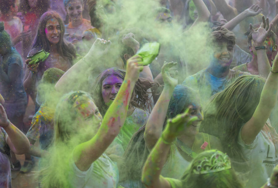 Decenas de vecinos se han acercado al lugar para disfrutar del evento