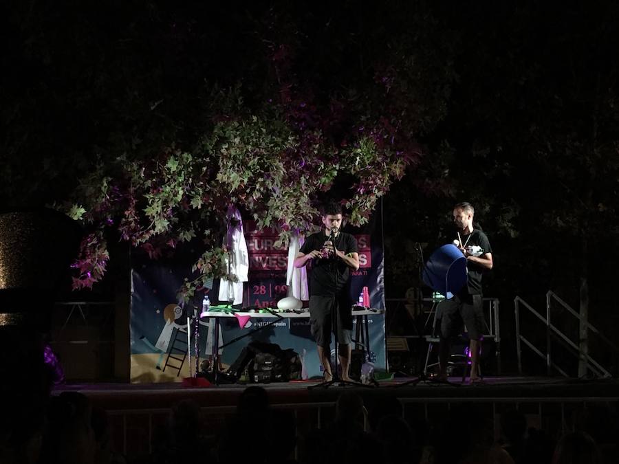 Centenares de niños participan en experimentos al aire libre por la Noche Europea de los Investigadores