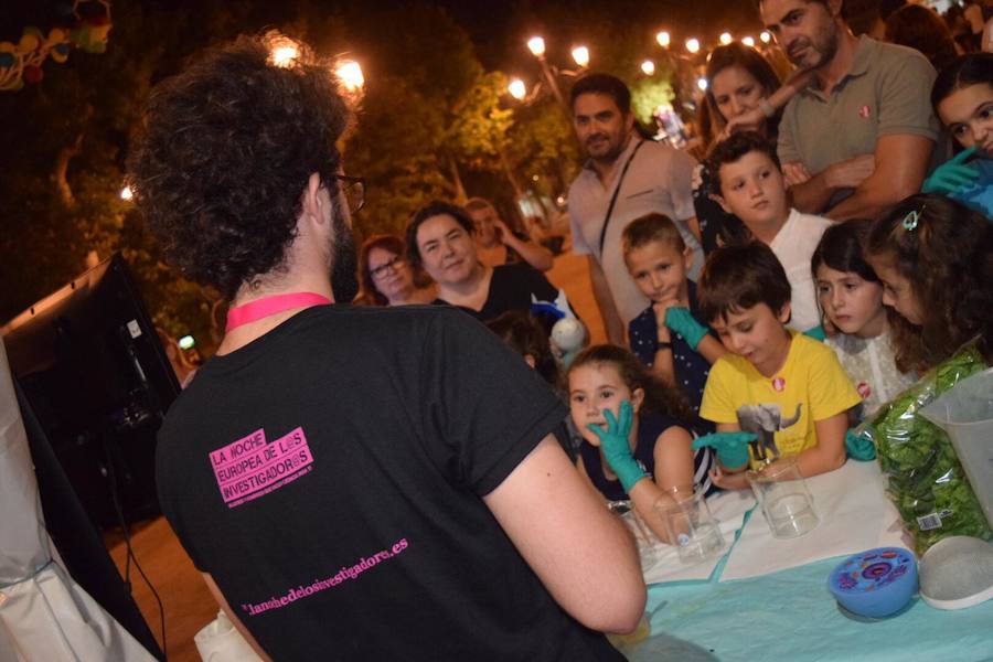 Centenares de niños participan en experimentos al aire libre por la Noche Europea de los Investigadores