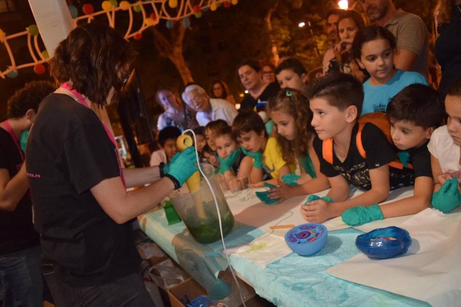 Centenares de niños participan en experimentos al aire libre por la Noche Europea de los Investigadores