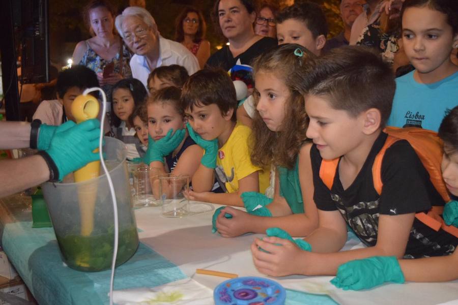 Centenares de niños participan en experimentos al aire libre por la Noche Europea de los Investigadores