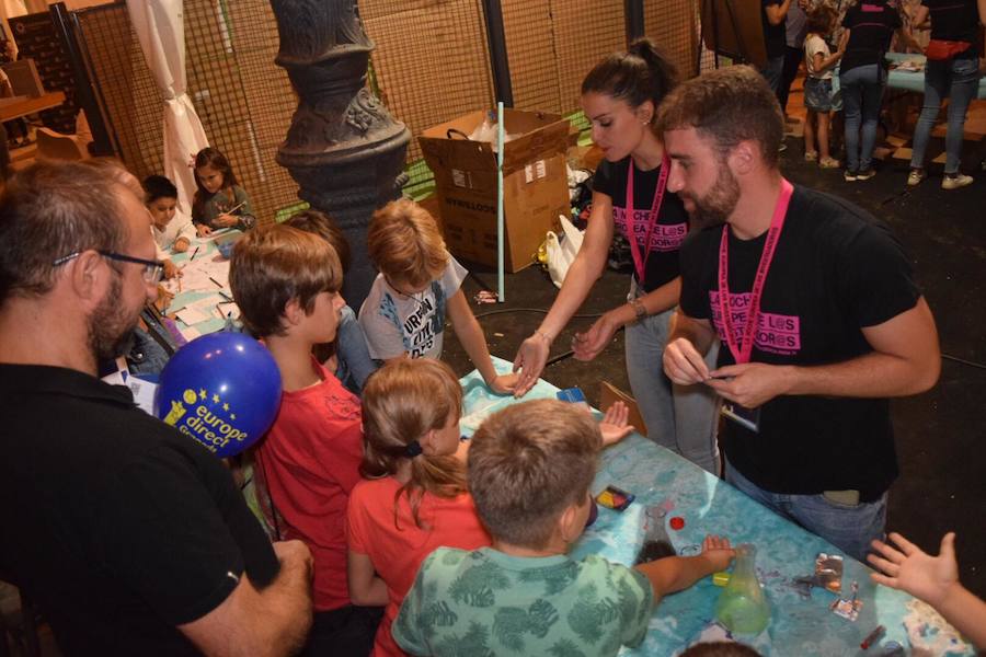 Centenares de niños participan en experimentos al aire libre por la Noche Europea de los Investigadores