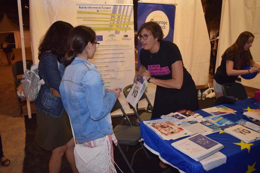 Centenares de niños participan en experimentos al aire libre por la Noche Europea de los Investigadores