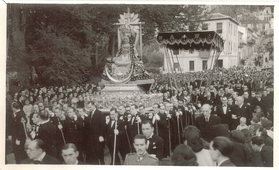 Procesión de rogativas de la Patrona. En la imagen, cruzando el Puente Verde en 1945