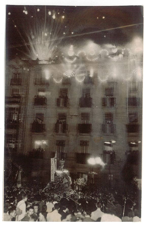 Fuegos artificiales al paso de la imagen. 1946