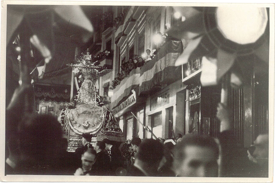 Balcones engalanados en una procesión multitudinaria