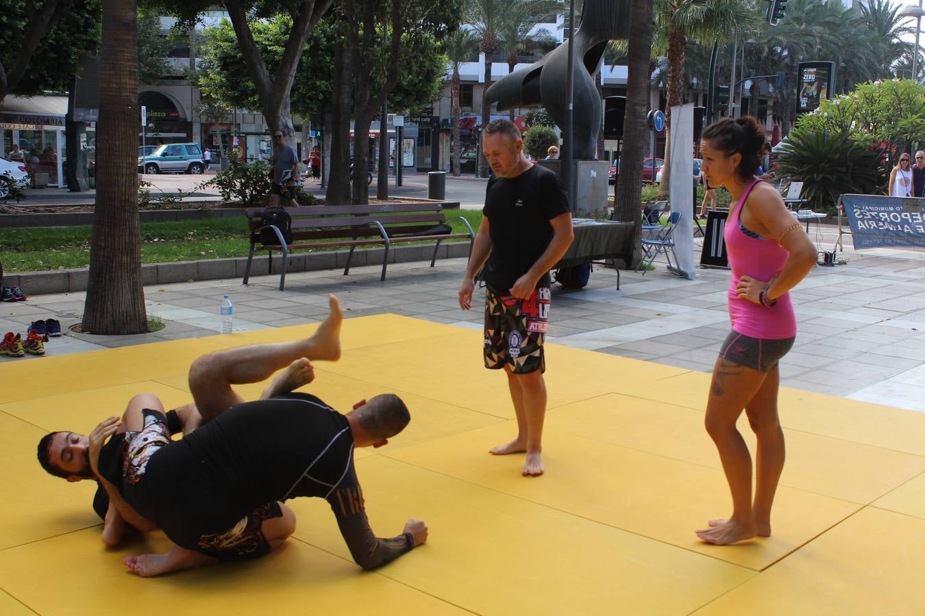 Miles de almerienses participan en la actividad 'Mueve la calle: actívate' que ha permitido practicar 24 disciplinas deportivas durante cuatro horas