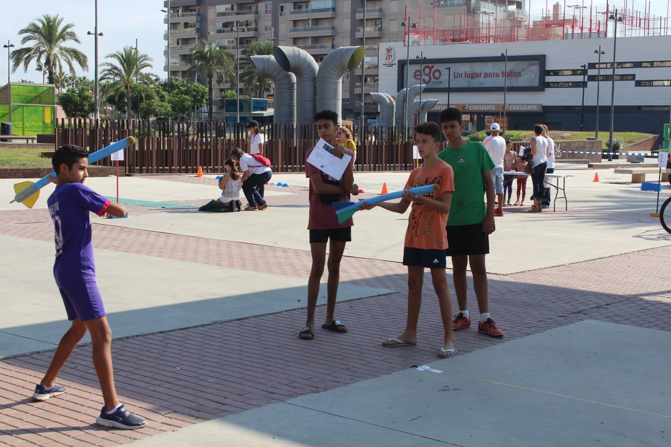 Miles de almerienses participan en la actividad 'Mueve la calle: actívate' que ha permitido practicar 24 disciplinas deportivas durante cuatro horas