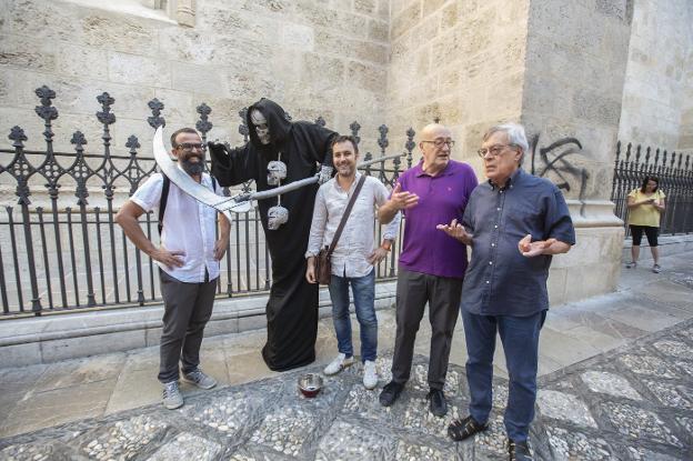 Sergio García (i), José Luis Munuera (c), Antonio Altarriba (2d) y José Muñoz (d) posan junto a la Parca en la calle Oficios, antes de participar en el primero de los encuentros de Granada Noir. 