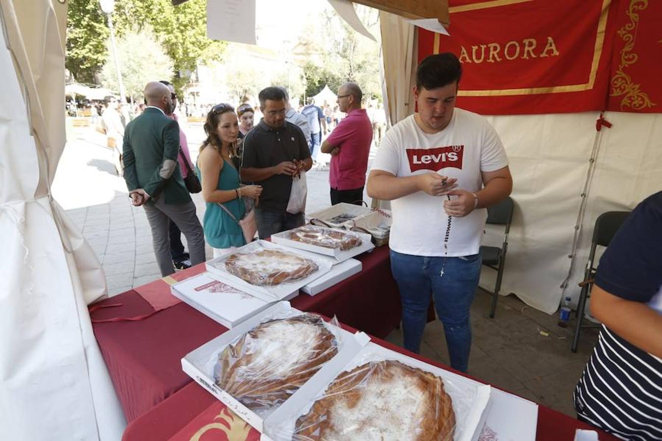 Cientos de granadinos y turistas se han aproximado este fin de semana a los distintos puestos de frutas y dulces otoñales que se han dispuesto en la capital