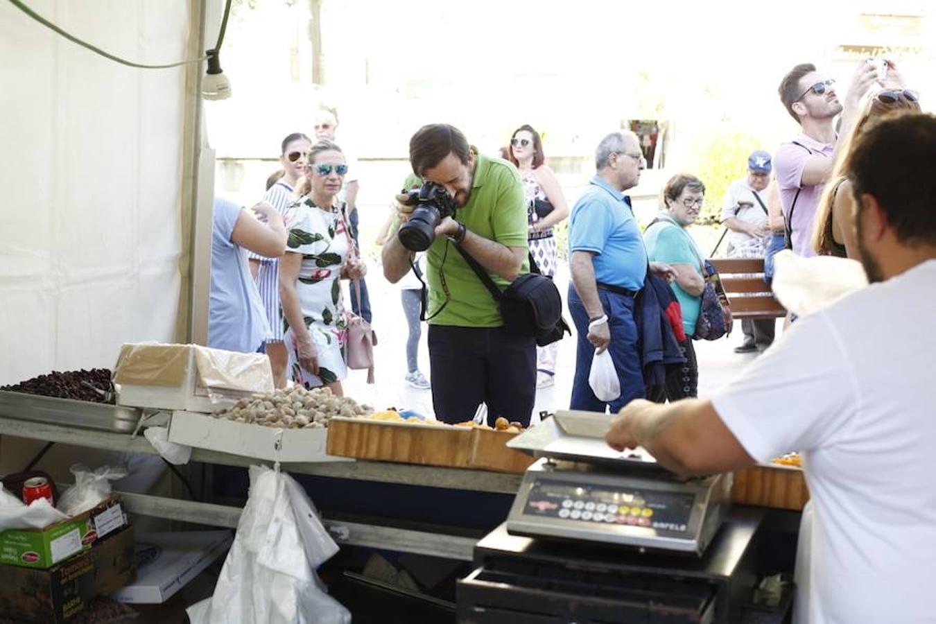 Cientos de granadinos y turistas se han aproximado este fin de semana a los distintos puestos de frutas y dulces otoñales que se han dispuesto en la capital