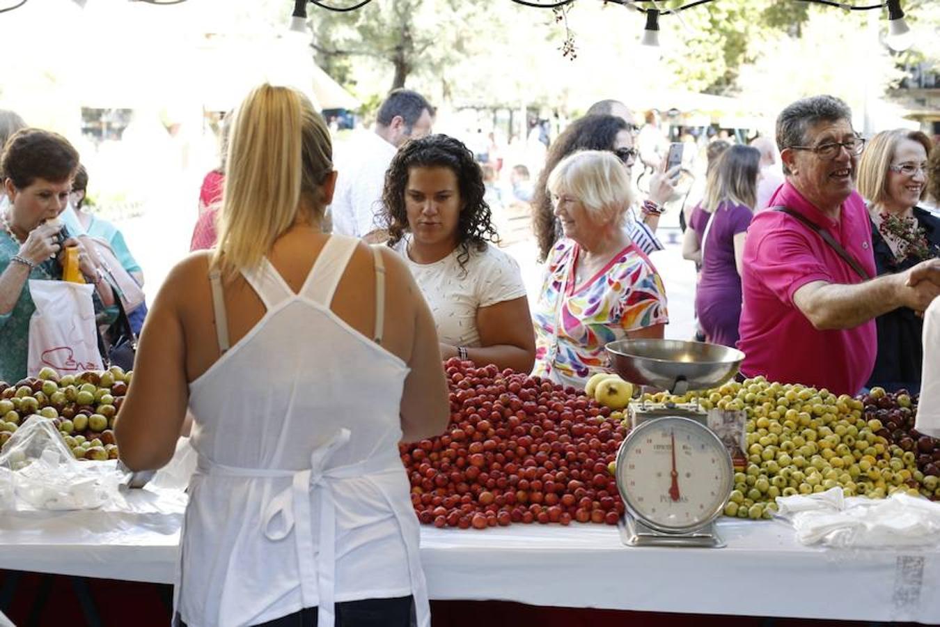 Cientos de granadinos y turistas se han aproximado este fin de semana a los distintos puestos de frutas y dulces otoñales que se han dispuesto en la capital