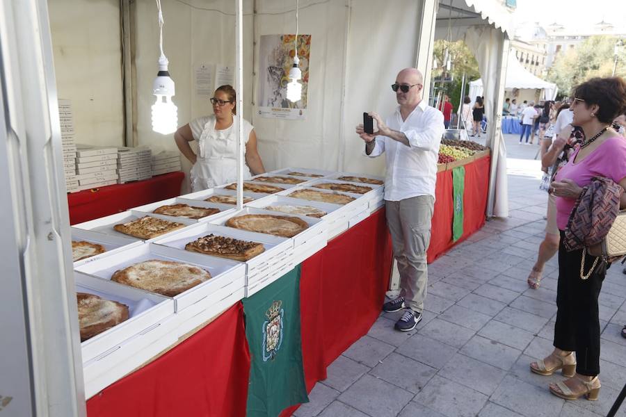 Cientos de granadinos y turistas se han aproximado este fin de semana a los distintos puestos de frutas y dulces otoñales que se han dispuesto en la capital