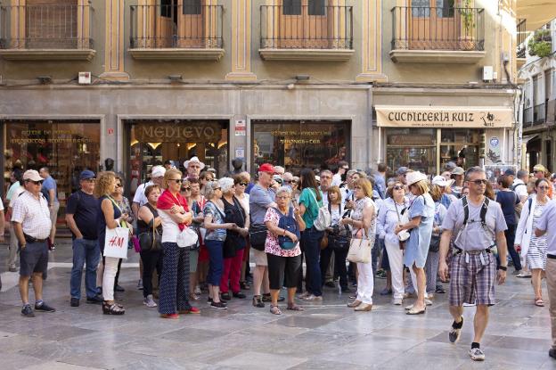 Un grupo de turistas, en el Centro de la capital granadina. 